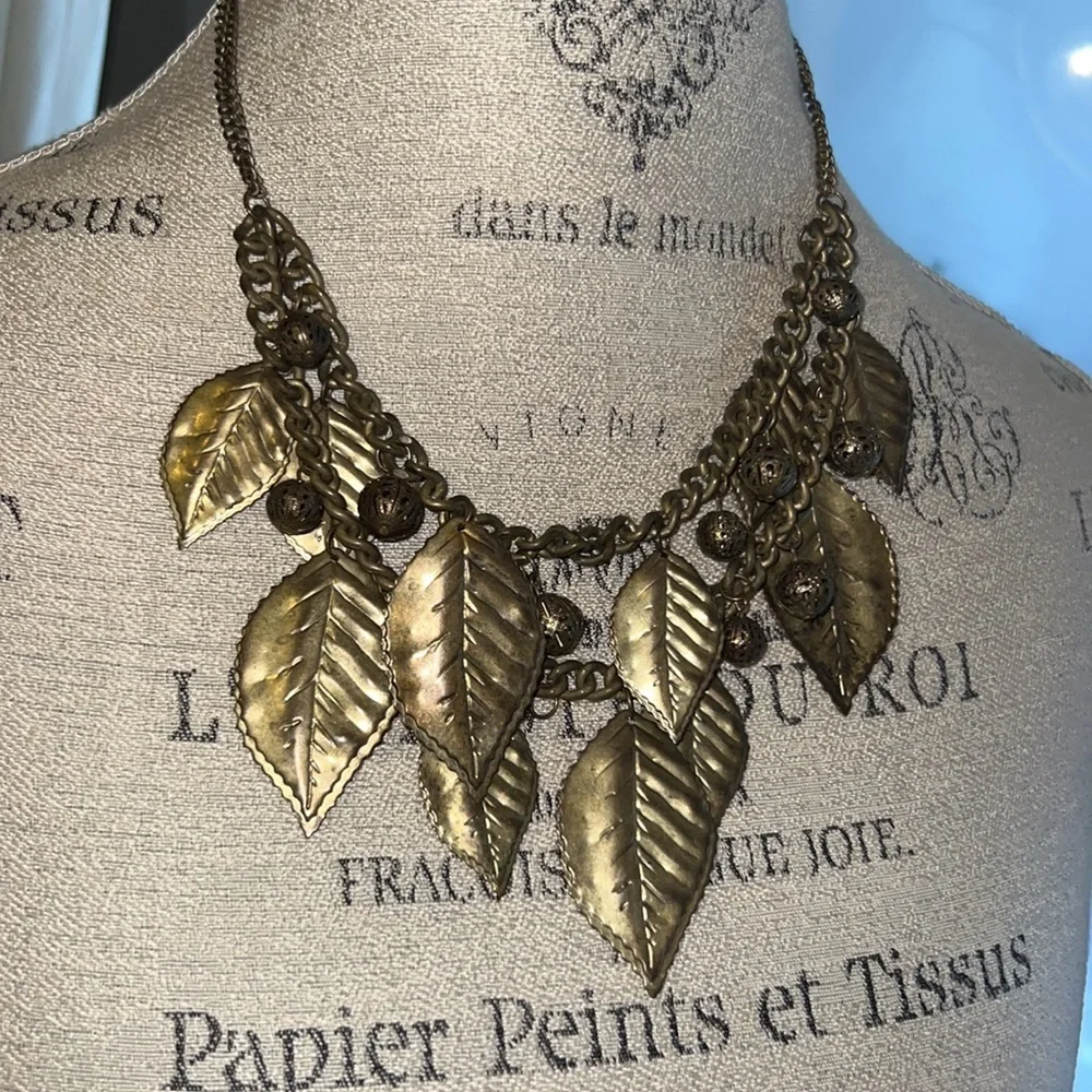 Gold metal dangle leaf necklace jewelry womens fashion necklace costume jewelry - Picture 2 of 5